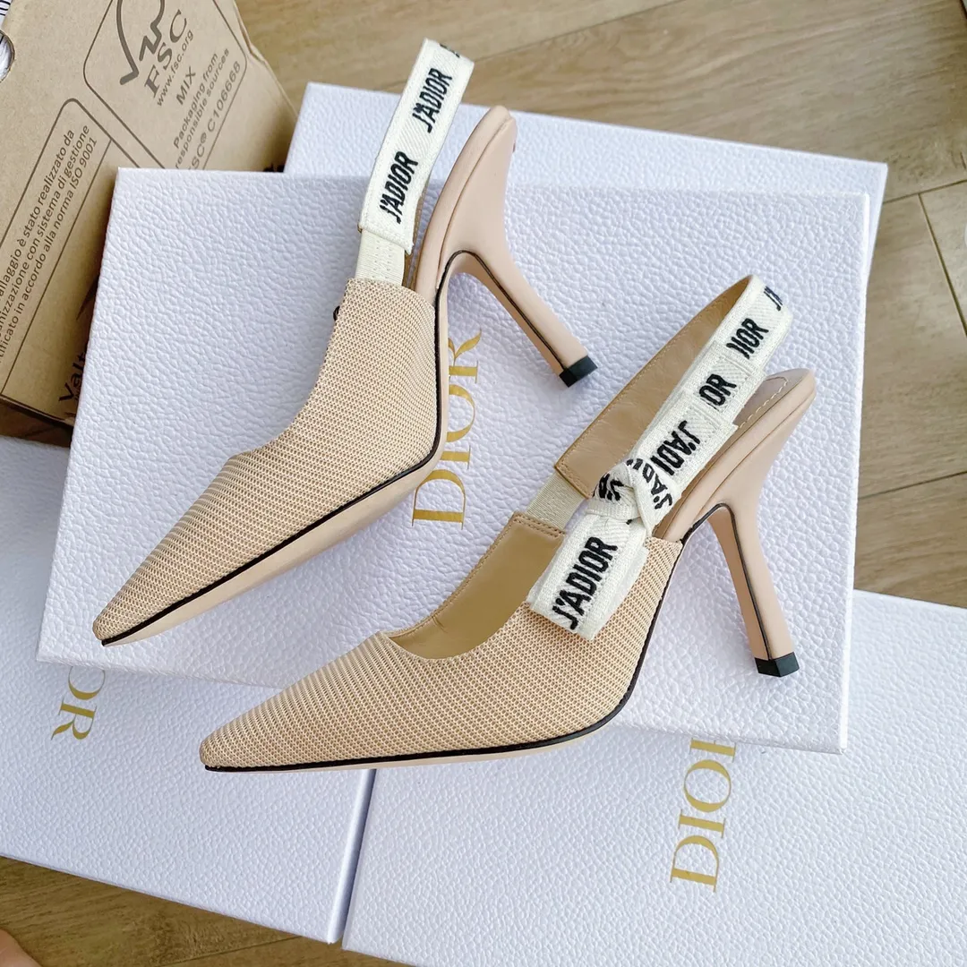 👟👟Ex-factory price 440👟👟 Developed one-to-one from the original version, 👠👠✨ ✨Dior’s popular sandals are new🔥 🔥 The same style as the most popular internet celebrities and celebrities of the year💁 💁. Imported fabric, lining and feet are made of calfskin lining🐑. Original molded heel, heel height 10Cm 6.5cm💘 Original molded metal outsole with five-pointed star LOGO mark✨. Original bow, 💅 Italian leather outsole. 👄💋 Full set of packaging (bags, cards, invoices, one-to-one wrapping paper) 34 40 41 customized